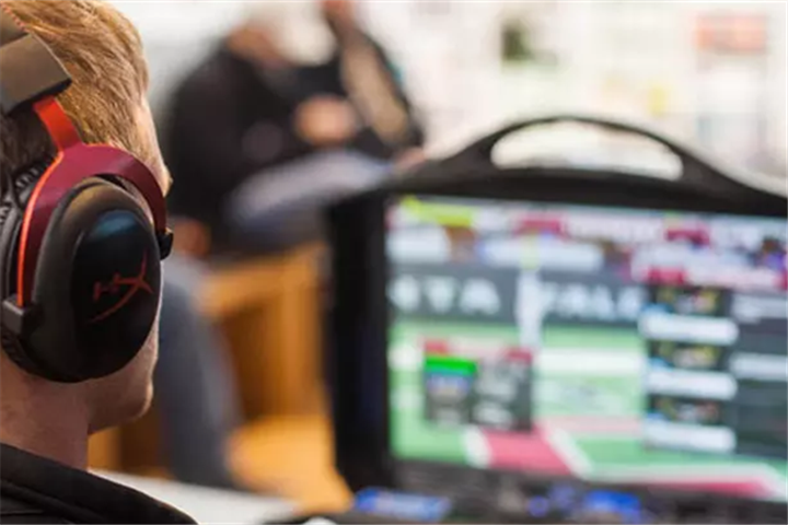 解析火了10年的IP英雄联盟，其手游玩家的赚钱路子