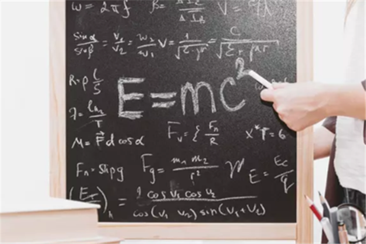 北极星指标，帮助企业衡量价值并校正方向的工具。