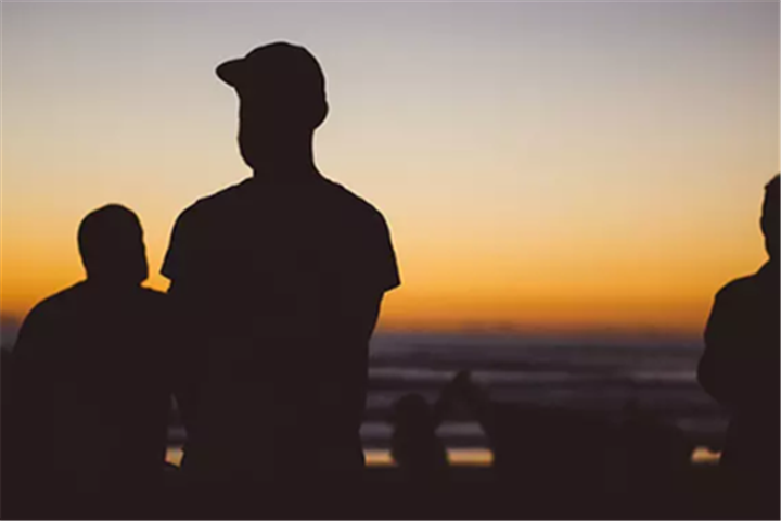 在产品的三个阶段，用户运营的目标和任务分别是什么？