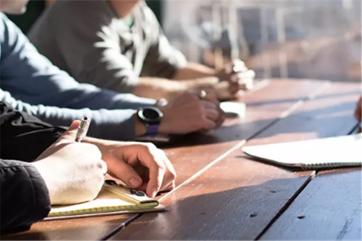 从规划、监控、干预的角度,详细说说活动组织。