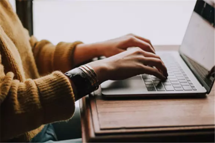 分析B端账号体系，如何考虑B端产品是否可以共用一套账号？